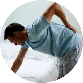 Hombre inclinado sobre la cama