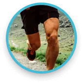 Un hombre corriendo en un parque