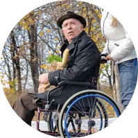 Homme âgé en fauteuil roulant
