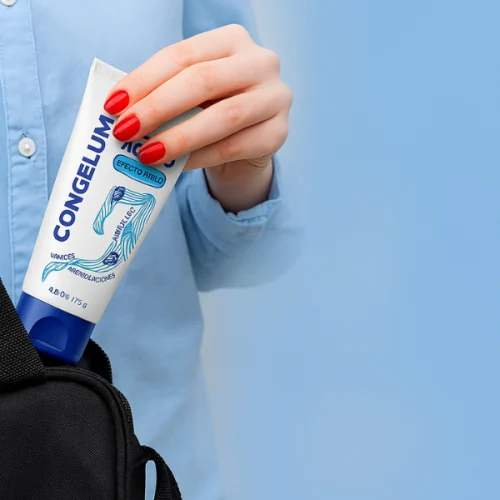 Mano de mujer sosteniendo una botella de Congelum Gel para el dolor articular